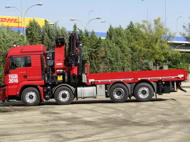 MAN TGS 35.500 en configuración de chasis 8X4 con plataforma grúa.